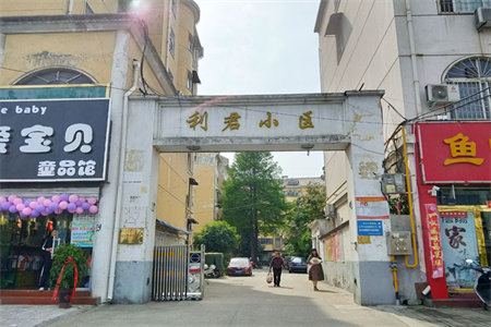 西苑小区3室2厅1卫113㎡精装带附房双证双气73万